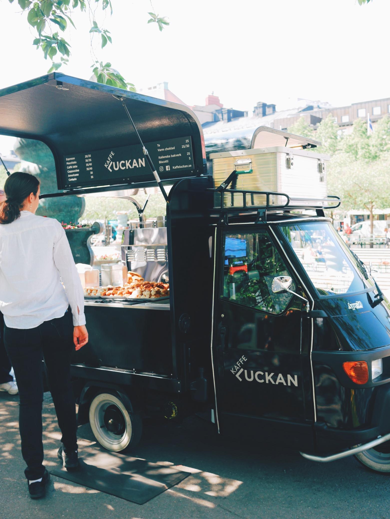 Eco-friendly coffee truck serving pastries in an outdoor space, ideal for sustainable meetings and gatherings in Stockholm.