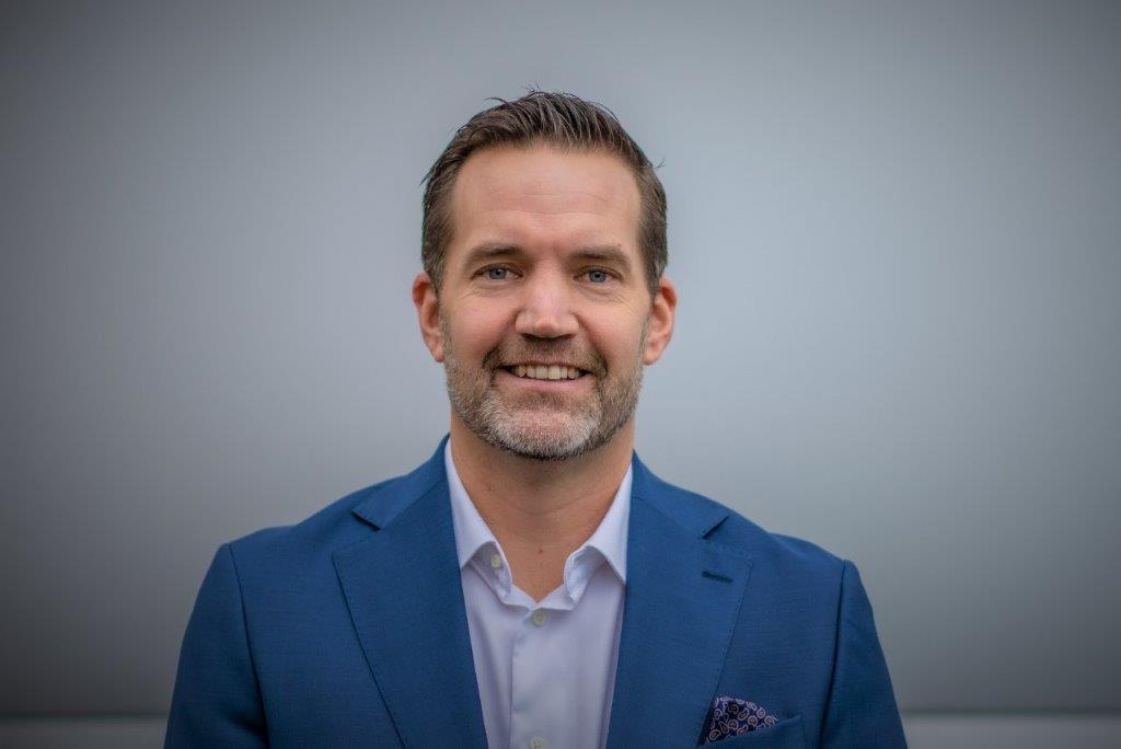 Portrait of a man in a blue suit.