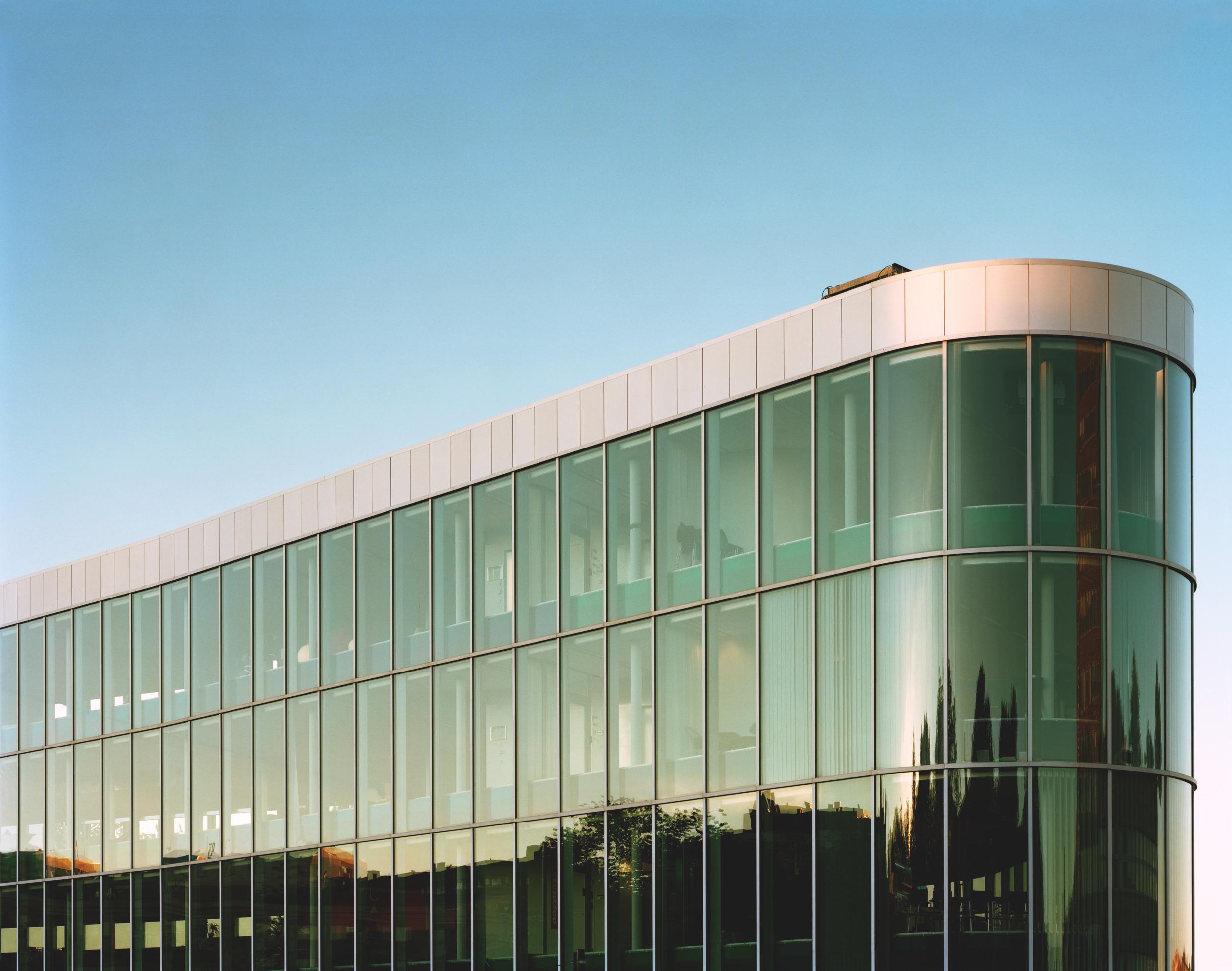 Bonnier Konsthall’s modern glass facade in Stockholm, showcasing innovative architecture and its role as a leading art venue in Sweden.
