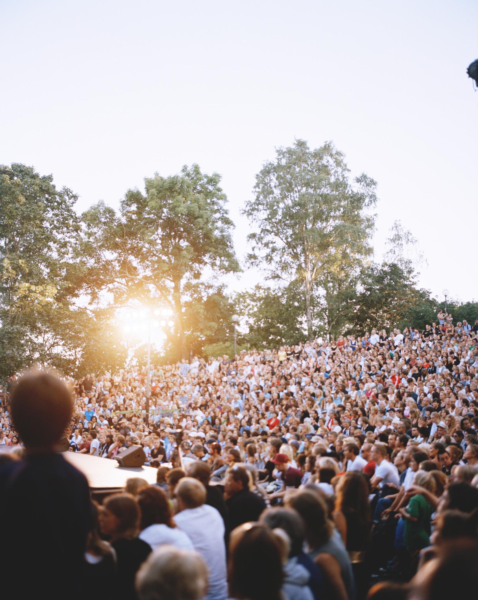 During the entire summer, "Parkteatern" arranges musical events as well as theatre and dance performances all around the city parks, with no admission. Opera, jazz, pop, folk music and theatre is available free of charge, from June to September.